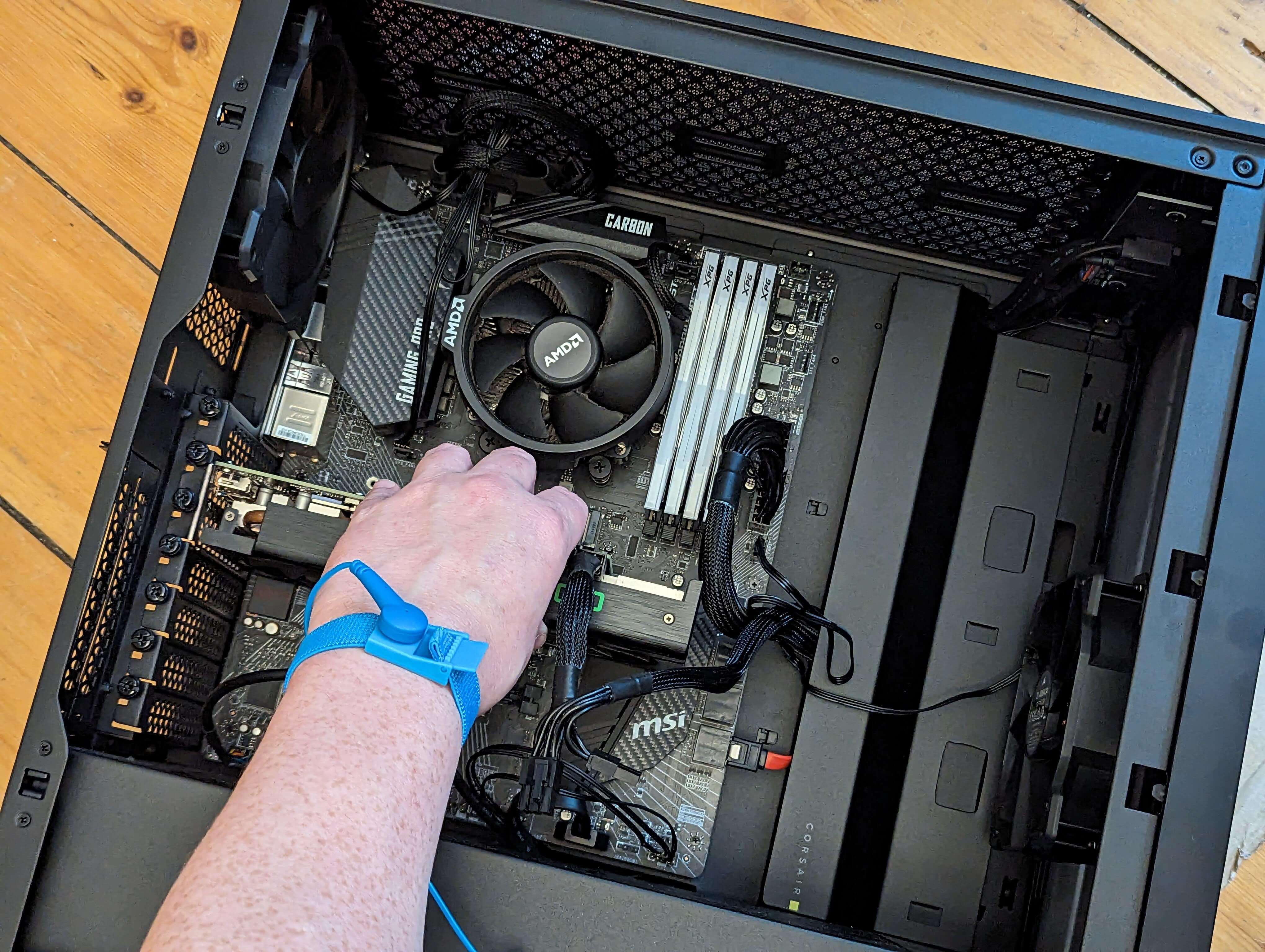 Computador de escritorio en mantenimiento